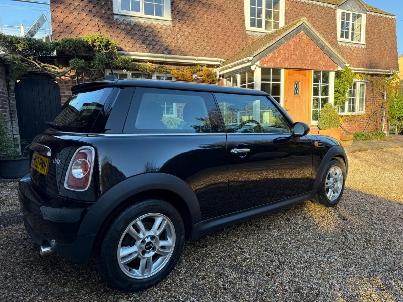 MINI HATCH