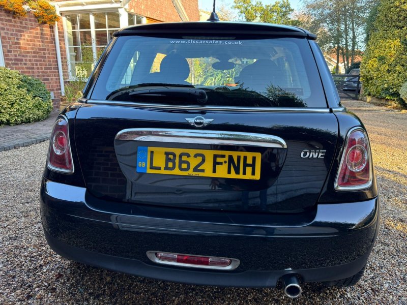 MINI HATCH