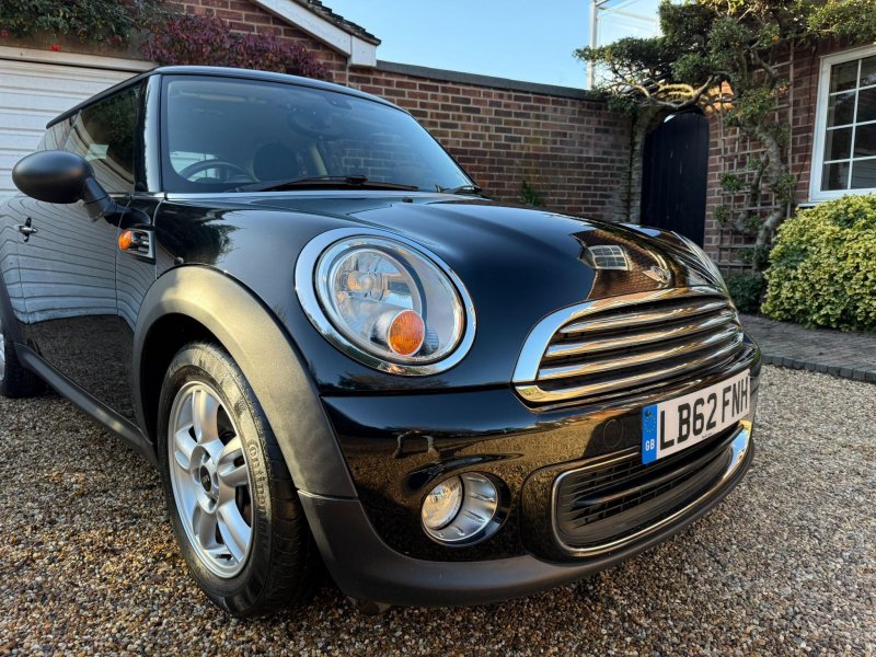 MINI HATCH