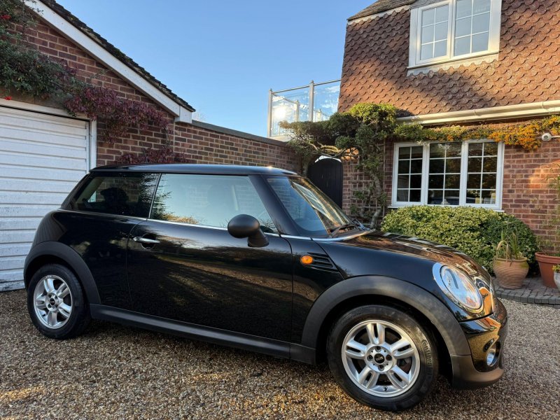 MINI HATCH