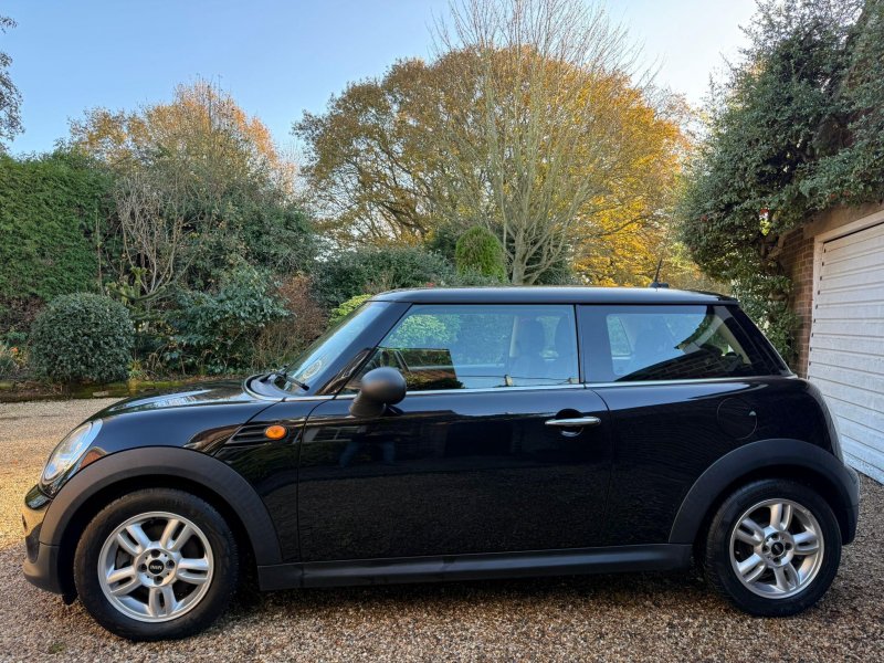 MINI HATCH