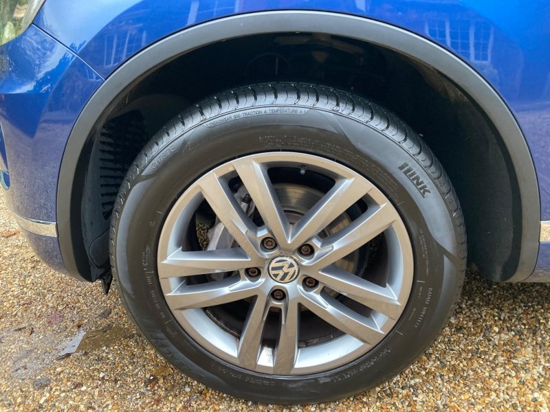 VOLKSWAGEN TOUAREG