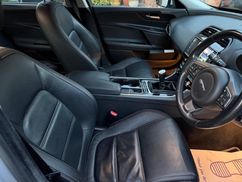 JAGUAR XE